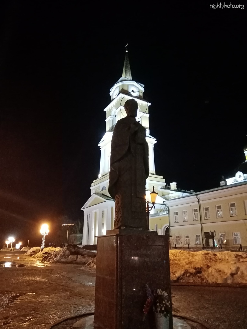 Пермь - памятник свт Николаю Чудотворцу на Соборной площади