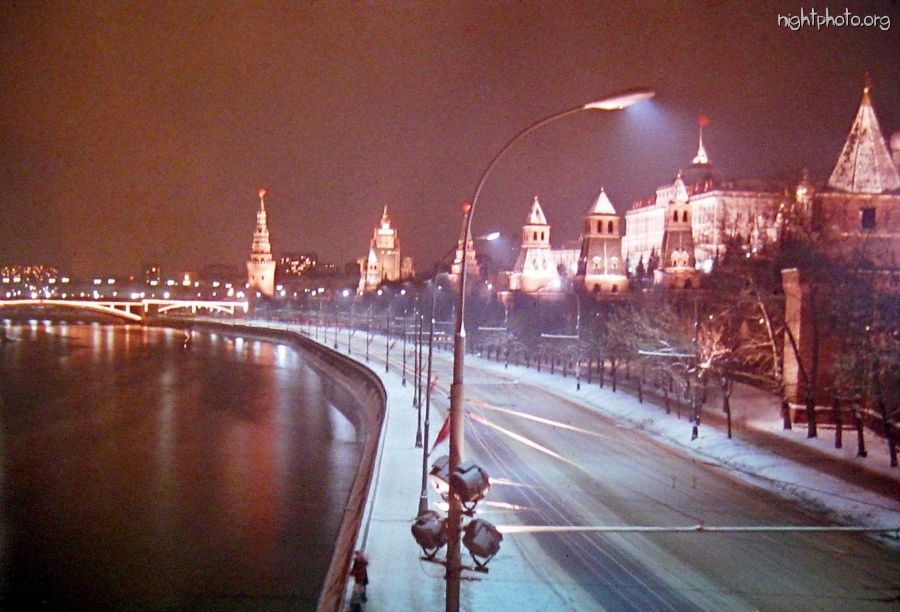 Москва - Москва. Набережная у Кремля.