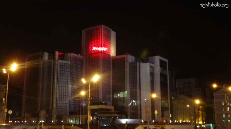 Москва - Два взгяда на Лукойл