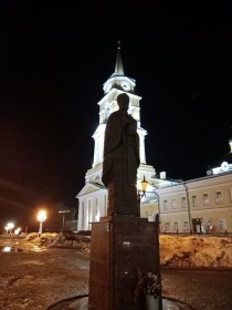 Пермь - памятник свт Николаю Чудотворцу на Соборной площади