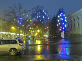 Полтава - новогодние украшения возле театра Гоголя