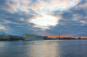 Санкт-Петербург - Сумерек вуаль на Неву опускается. Питер устал... Отдохнуть собирается.